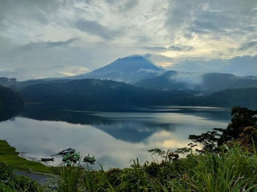 天孫降臨の舞台「高千穂峰」 古事記や日本書紀に記されています