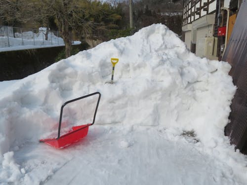 能登事務所での雪すかし
