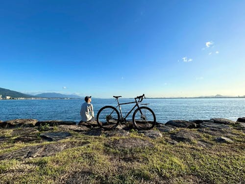 自転車を止めて、ただ湖を眺める贅沢な時間