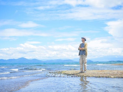 広い空を見上げると、心が自然とゆったりしてくる