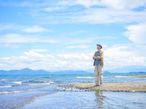 広い空を見上げると、心が自然とゆったりしてくる