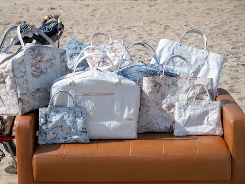 手すき和紙「杉原紙」を使用した鞄（自社ブランドHALOP）