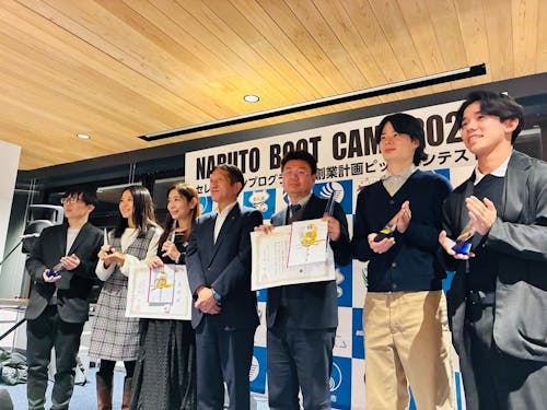 鳴門市長(中心)とファイナリスト