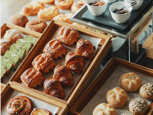 朝食には、屋久島育ちの酵母を使ったブーランジェ渾身の焼き立てパンが並びます。