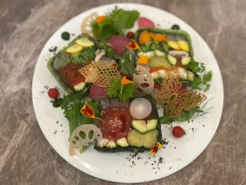 野菜のテリーヌ。野菜の仕入れ具合によって多彩な表情になるそうです。