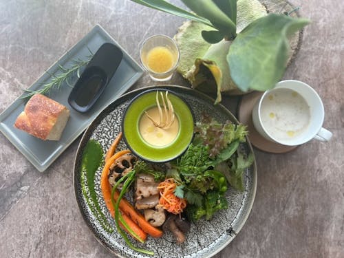 お皿一面に野菜をしきつめたhippoプレート!看板メニューです。