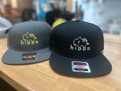 ロゴを使用したオリジナルグッズも展開されています。ぜひ在庫の確認を！