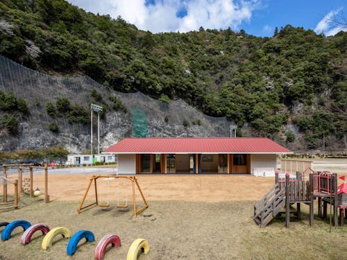 ブランコなどの遊具も木のぬくもりを感じるものが多いです