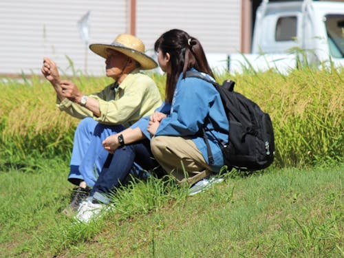 田んぼの畔に座って