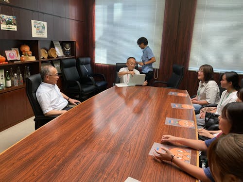 町長との笑いをまじえながら対談