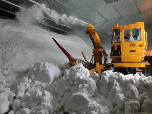 積雪を利用した予冷施設「雪室」の雪入れの様子