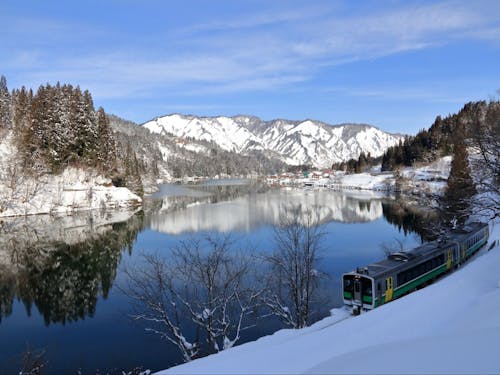 雪をかき分け進む「JR只見線」