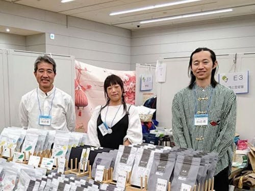 地域おこし協力隊による五ヶ瀬釜炒り茶の販売活動の様子