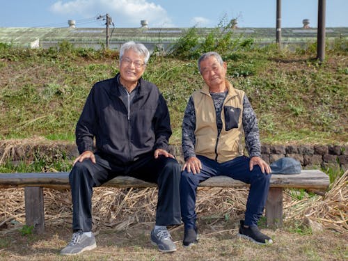 めだかの学校　安永さん（左）と中島さん（右）