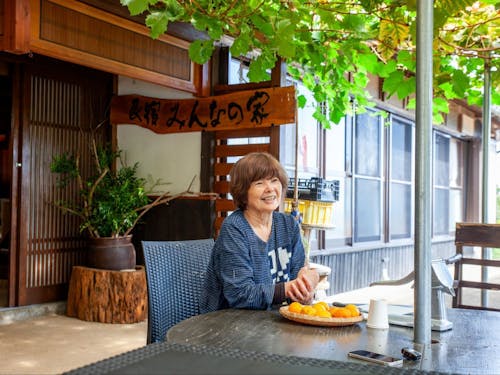 農家民宿でみんなの家の永吉さん　みかんの収穫体験には500人近くの人が訪れます。