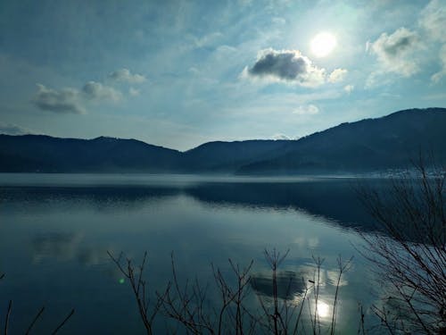 水鏡。遠くにうすく見えるのは気嵐?