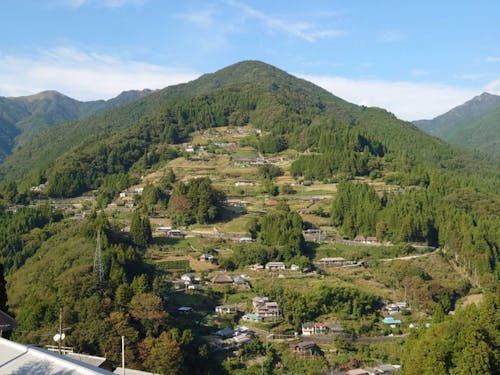 “桃源郷祖谷の山里”。重伝建に指定されている落合集落に8棟の古民家宿を運営。