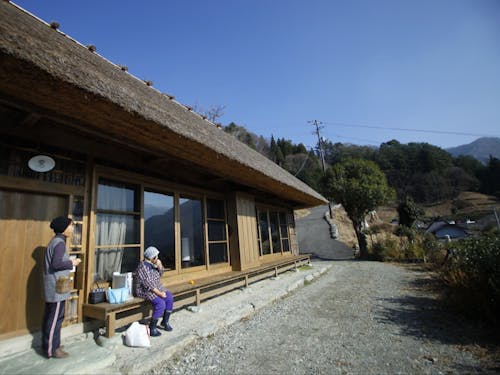 宿の清掃は地元の方と一緒に。終わったら縁側で一息。