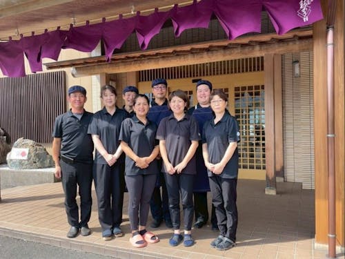 天然温泉宿「岡三屋 彩かさね」のスタッフのみなさん