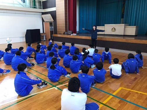 地元の小学生にダンスを教える大塚さん