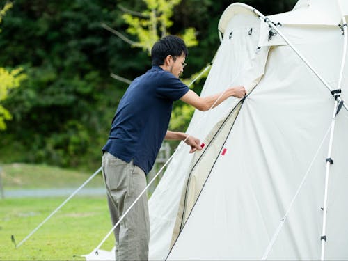 宿泊用のテント設営も業務の一貫