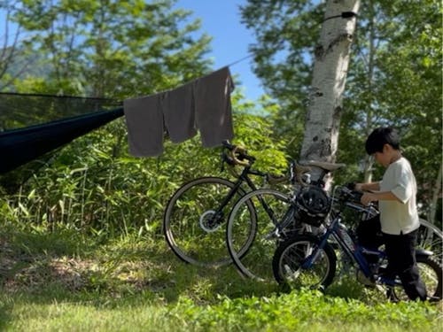 家族で湖畔をサイクリング
