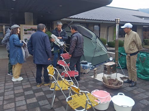 セイタカアワダチソウの薬効成分を体験するテントサウナの様子