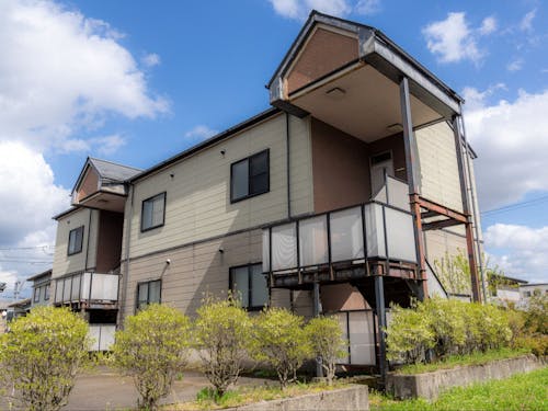 自然豊かな場所に佇むアパート。徒歩圏にスーパーあり。