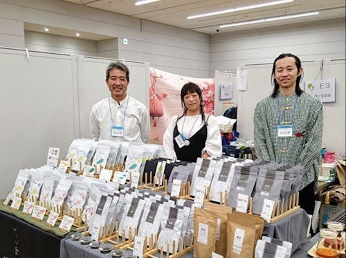 地域おこし協力隊による五ヶ瀬釜炒り茶の販売活動の様子