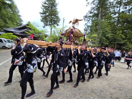 女性たちが協力して神輿を担ぎます