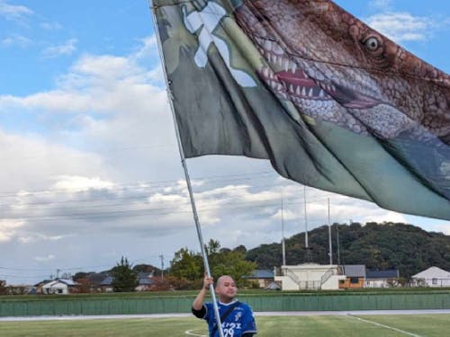 恐竜が描かれた旗をなびかせています