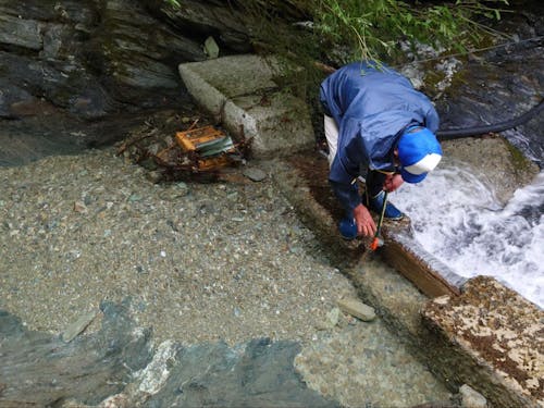 山奥の沢に作った堰堤からホースで生活用水を引いています。
