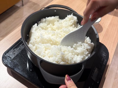 蓄熱・保温効果に優れているユニロイのホーロー鍋でご飯を炊きます