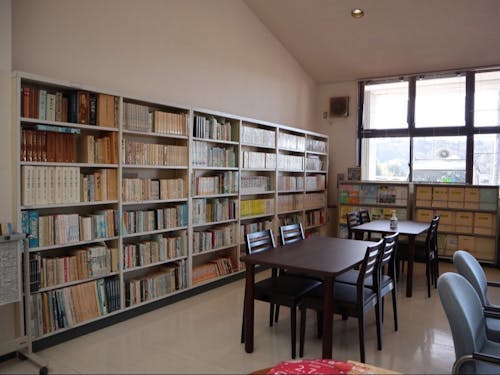 東桜谷公民館の図書スペース