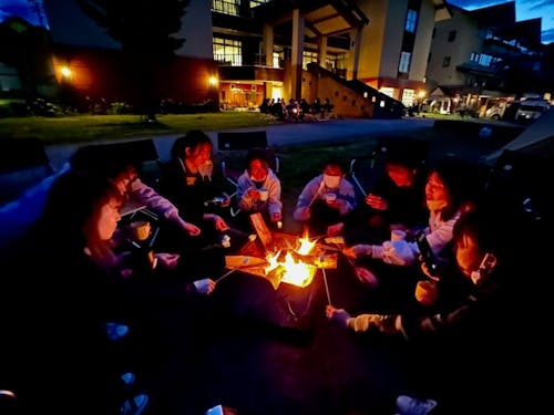 焚き火の前で、本音がこぼれはじめる時間