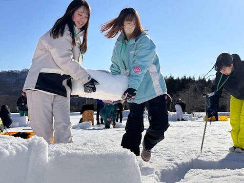 声を掛け合い、役割が自然に生まれる現場