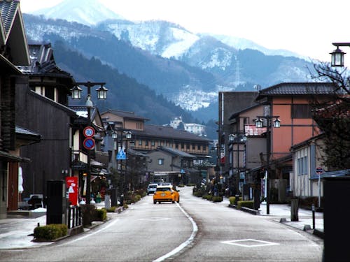 温泉街に佇む、酒屋や料理店を発掘し、行きつけの店を見つける。