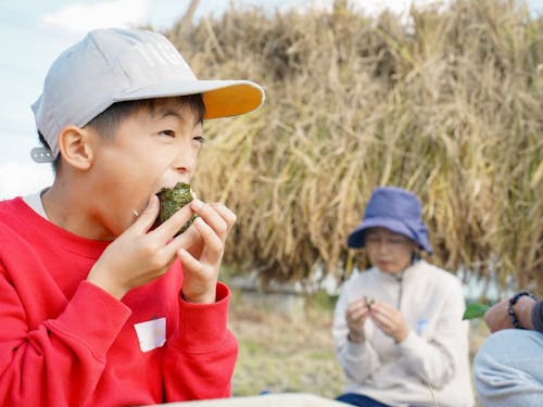 移住希望者向けのツアーで、稲刈り後に田んぼでおにぎりを食べました。
