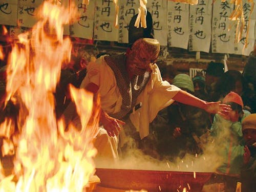 国の重要無形民俗文化財指定の霜月祭り。煮えたぎる湯を素手ではねかけます。