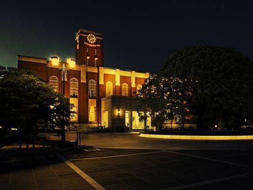 ライトアップされる京大時計台。テスト期間によく見た風景。