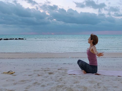 白浜で風に当たりながら、ヨガを楽しむ日常も可能。