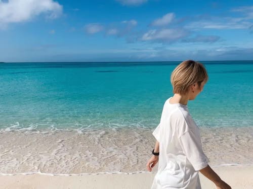 毎朝、青い海を眺めながら、散歩やヨガやサップを楽しめます。