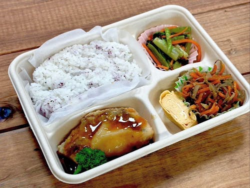 地域の方が作る『おおたき給食弁当』