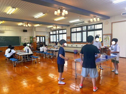 小学校のランチルームで遊ぶ子どもたち(おおたき自遊時間)
