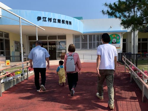 教育施設の見学で同い年の子供たちとの触れ合うチャンスも