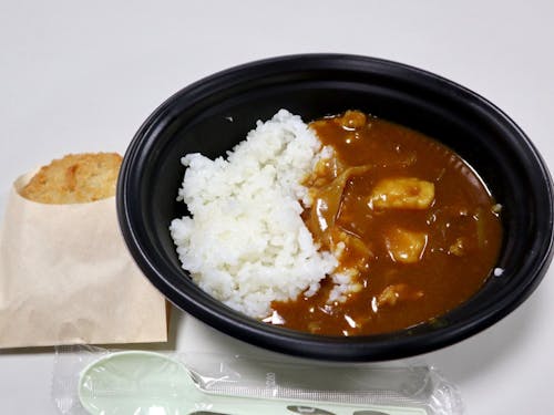 お昼ご飯のカレーとコロッケ