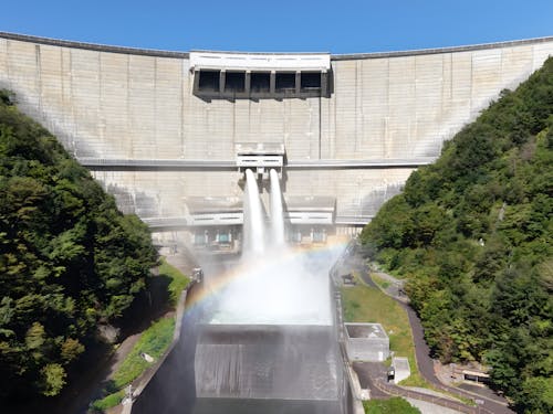 アーチ式ダム第2位の高さの放流!!