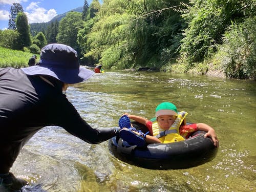 野外活動では積極的に大自然で子供たちと遊びます