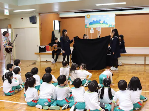 幼稚園に人形劇の出前