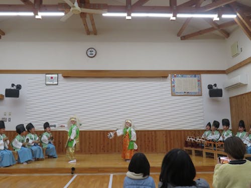 伝統の神楽を披露する様子